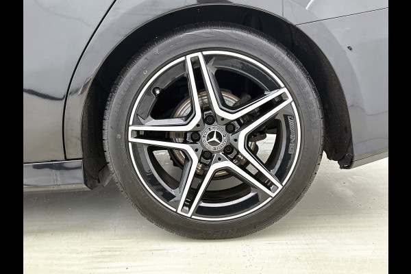 Mercedes-Benz A-Klasse 180 AMG-Line Premium Plus(Goed OndH, Sfeerverlichting, Camera, Parkeerhulp V+A, StoelV, Cruise Con, Etc)