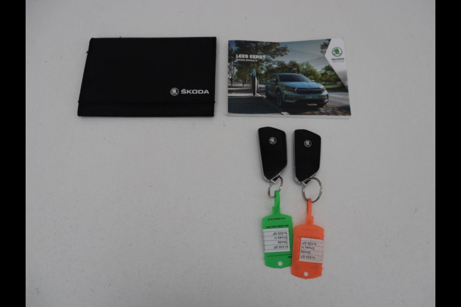 Škoda ENYAQ iV 80 | Panoramadak | Trekhaak | Stoelverwarming | Camera | Sfeerverlichting | Carplay | Navigatie | Achterbankverwarming | Full LED | Parkeerhulp | Cruise control