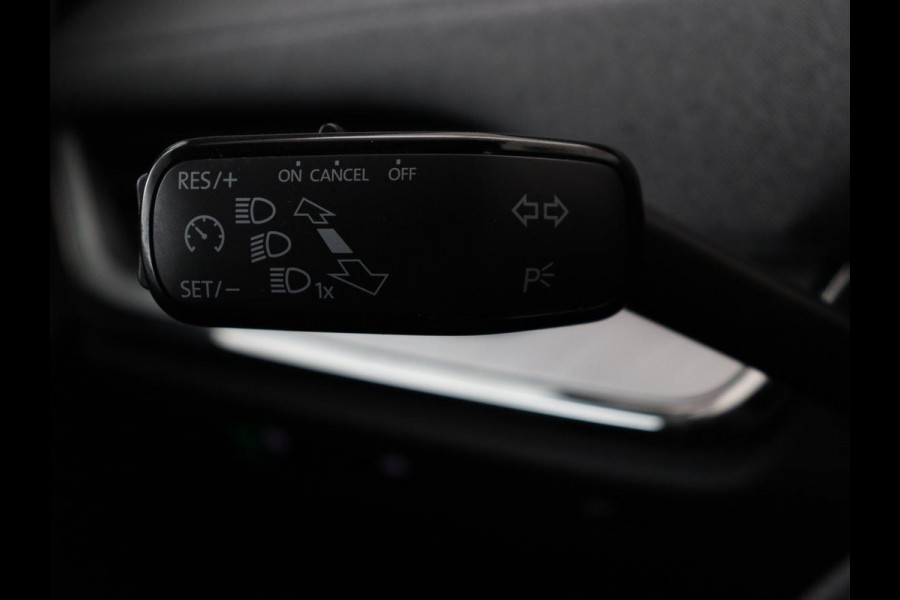 Škoda ENYAQ iV 80 | Panoramadak | Trekhaak | Stoelverwarming | Camera | Sfeerverlichting | Carplay | Navigatie | Achterbankverwarming | Full LED | Parkeerhulp | Cruise control