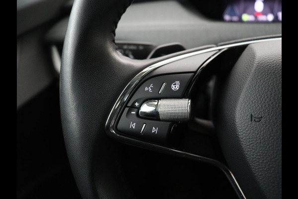 Škoda ENYAQ iV 80 | Panoramadak | Trekhaak | Stoelverwarming | Camera | Sfeerverlichting | Carplay | Navigatie | Achterbankverwarming | Full LED | Parkeerhulp | Cruise control