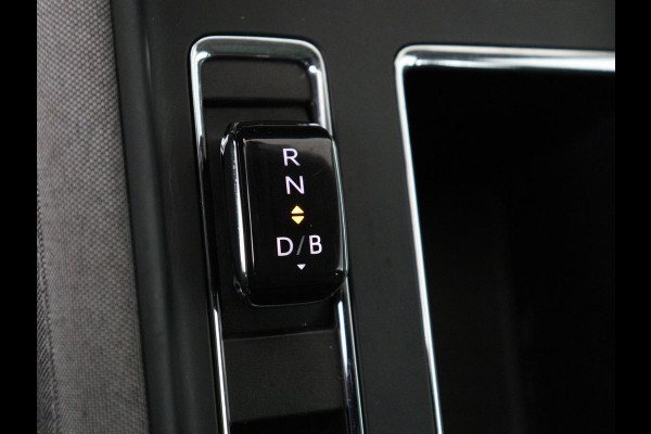 Škoda ENYAQ iV 80 | Panoramadak | Trekhaak | Stoelverwarming | Camera | Sfeerverlichting | Carplay | Navigatie | Achterbankverwarming | Full LED | Parkeerhulp | Cruise control