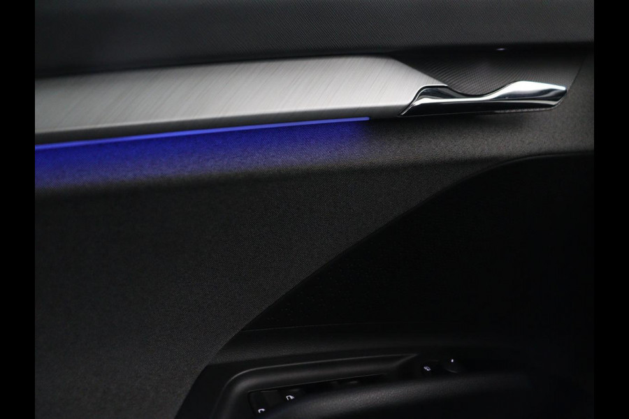 Škoda ENYAQ iV 80 | Panoramadak | Trekhaak | Stoelverwarming | Camera | Sfeerverlichting | Carplay | Navigatie | Achterbankverwarming | Full LED | Parkeerhulp | Cruise control