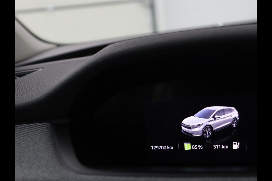 Škoda ENYAQ iV 80 | Panoramadak | Trekhaak | Stoelverwarming | Camera | Sfeerverlichting | Carplay | Navigatie | Achterbankverwarming | Full LED | Parkeerhulp | Cruise control