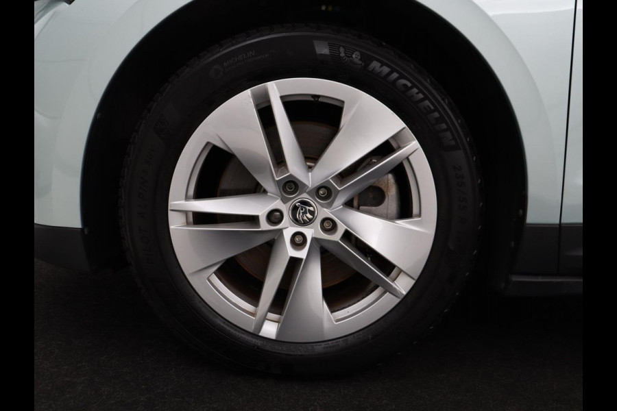 Škoda ENYAQ iV 80 | Panoramadak | Trekhaak | Stoelverwarming | Camera | Sfeerverlichting | Carplay | Navigatie | Achterbankverwarming | Full LED | Parkeerhulp | Cruise control