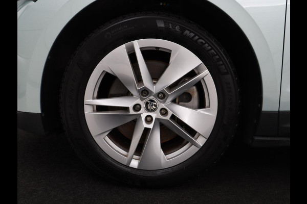 Škoda ENYAQ iV 80 | Panoramadak | Trekhaak | Stoelverwarming | Camera | Sfeerverlichting | Carplay | Navigatie | Achterbankverwarming | Full LED | Parkeerhulp | Cruise control