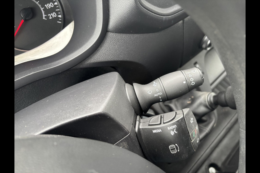 Renault Master T35 2.3 dCi 135 L2H2*A/C*CRUISE*NAVI*HAAK*CAM*3PER