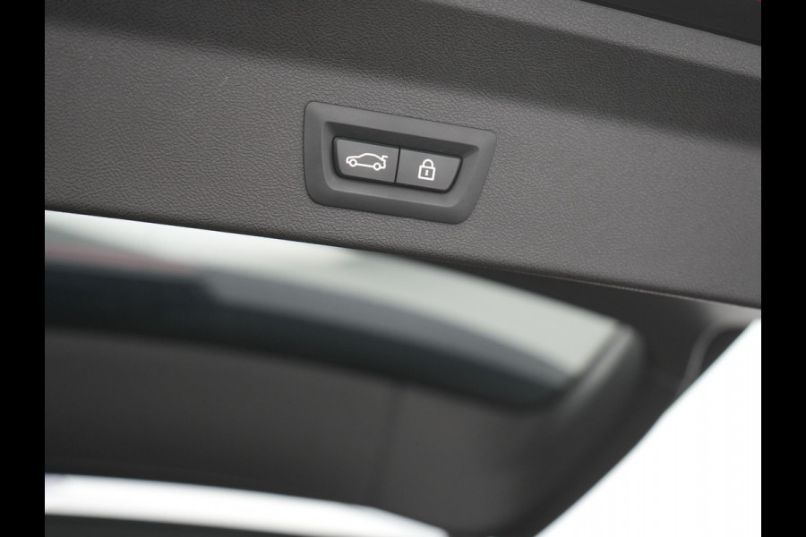BMW X3 xDrive30e M Sport Plug In Hybrid 293pk Dealer O.H. PHEV | Head Up | 360 Camera | Lederen Sportstoelen Verwarmd | Sfeerverlichting | Keyless | Blis | Virtual | Navigatie | DAB | Cruise Control | Carbon Schwarz Metallic |