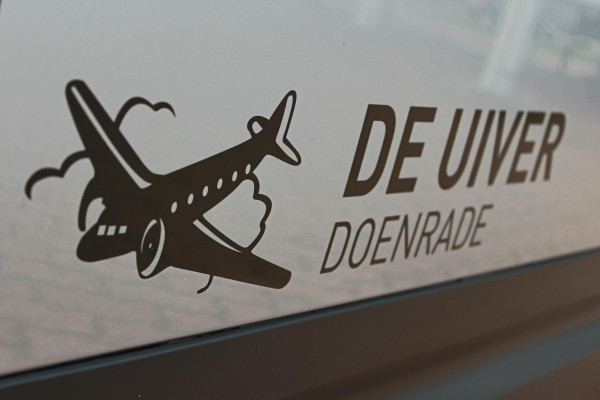 Land Rover Defender D240 110 S 7 Seater incl. Btw / BPM geel kenteken „De Uiver” Special Lier