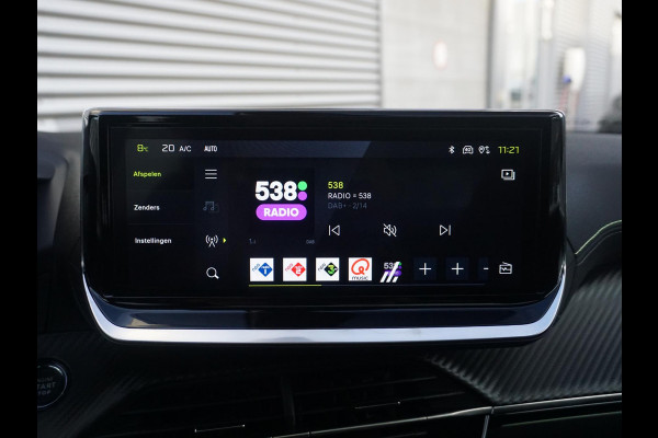 Peugeot e-2008 EV GT 54 kWh | Panorama schuifdak dak |  Warmtepomp | Gripcontrol | All seasonbanden |