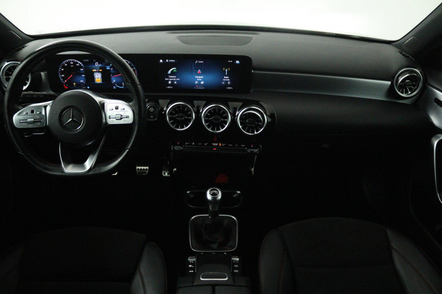 Mercedes-Benz A-Klasse 180 Business Solution AMG (SFEERVERLICHTING, ACHTERUITRIJCAMERA, STOELVERWARMING, NAVIGATIE, SENSOREN)