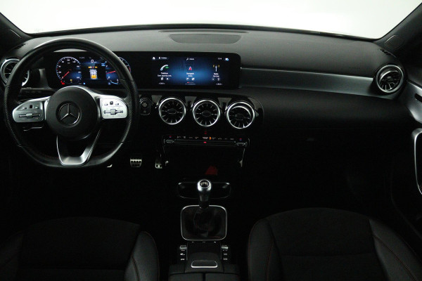 Mercedes-Benz A-Klasse 180 Business Solution AMG (SFEERVERLICHTING, ACHTERUITRIJCAMERA, STOELVERWARMING, NAVIGATIE, SENSOREN)