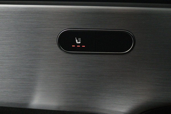 Mercedes-Benz A-Klasse 180 Business Solution AMG (SFEERVERLICHTING, ACHTERUITRIJCAMERA, STOELVERWARMING, NAVIGATIE, SENSOREN)