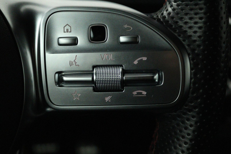 Mercedes-Benz A-Klasse 180 Business Solution AMG (SFEERVERLICHTING, ACHTERUITRIJCAMERA, STOELVERWARMING, NAVIGATIE, SENSOREN)