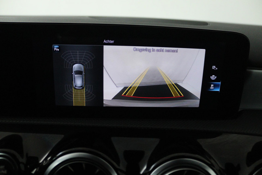 Mercedes-Benz A-Klasse 180 Business Solution AMG (SFEERVERLICHTING, ACHTERUITRIJCAMERA, STOELVERWARMING, NAVIGATIE, SENSOREN)