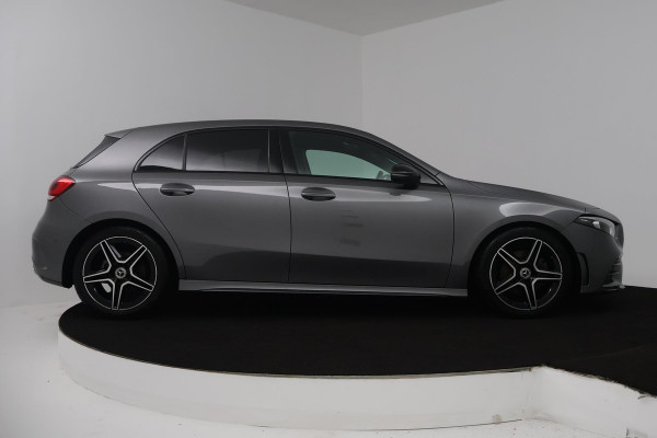 Mercedes-Benz A-Klasse 180 Business Solution AMG (SFEERVERLICHTING, ACHTERUITRIJCAMERA, STOELVERWARMING, NAVIGATIE, SENSOREN)