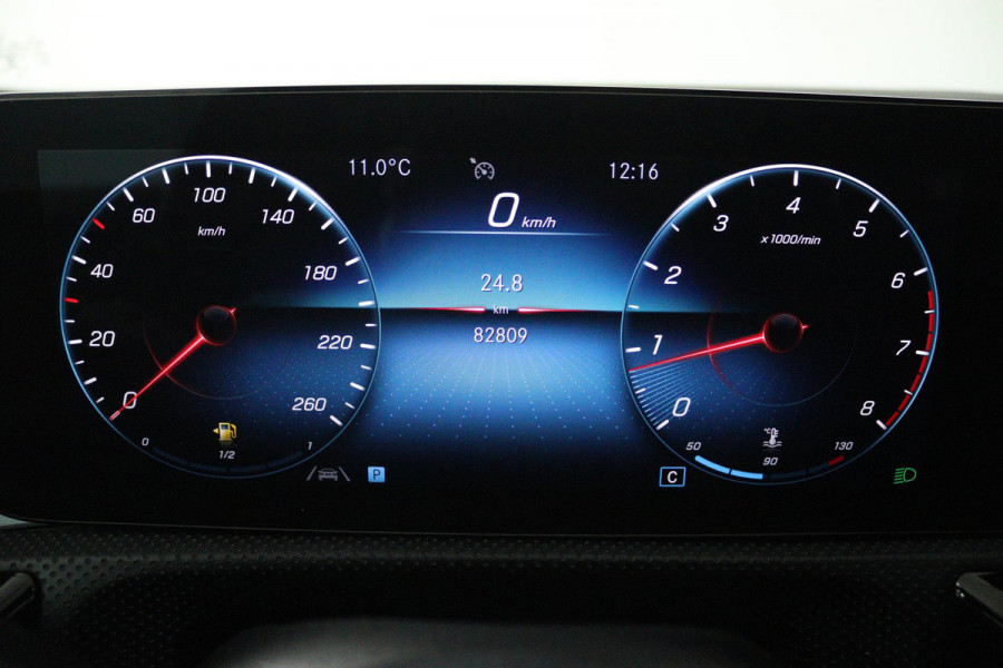 Mercedes-Benz A-Klasse 180 Business Solution AMG (SFEERVERLICHTING, ACHTERUITRIJCAMERA, STOELVERWARMING, NAVIGATIE, SENSOREN)