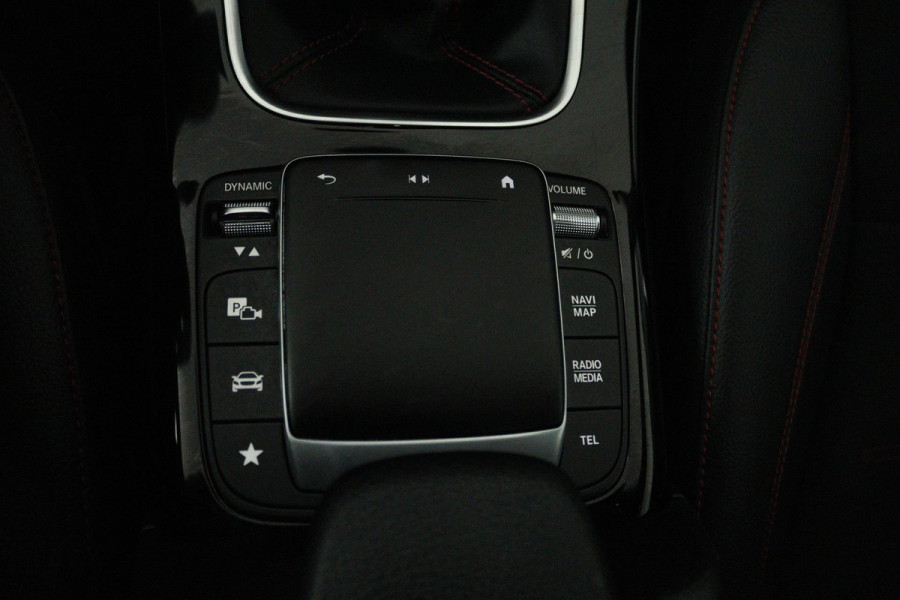 Mercedes-Benz A-Klasse 180 Business Solution AMG (SFEERVERLICHTING, ACHTERUITRIJCAMERA, STOELVERWARMING, NAVIGATIE, SENSOREN)