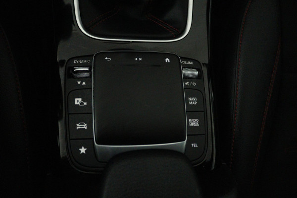 Mercedes-Benz A-Klasse 180 Business Solution AMG (SFEERVERLICHTING, ACHTERUITRIJCAMERA, STOELVERWARMING, NAVIGATIE, SENSOREN)