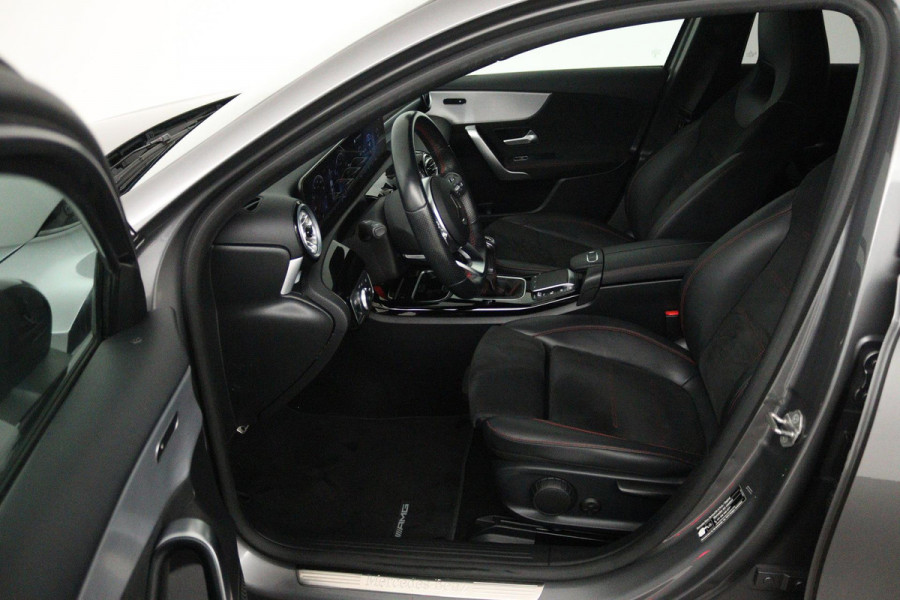 Mercedes-Benz A-Klasse 180 Business Solution AMG (SFEERVERLICHTING, ACHTERUITRIJCAMERA, STOELVERWARMING, NAVIGATIE, SENSOREN)