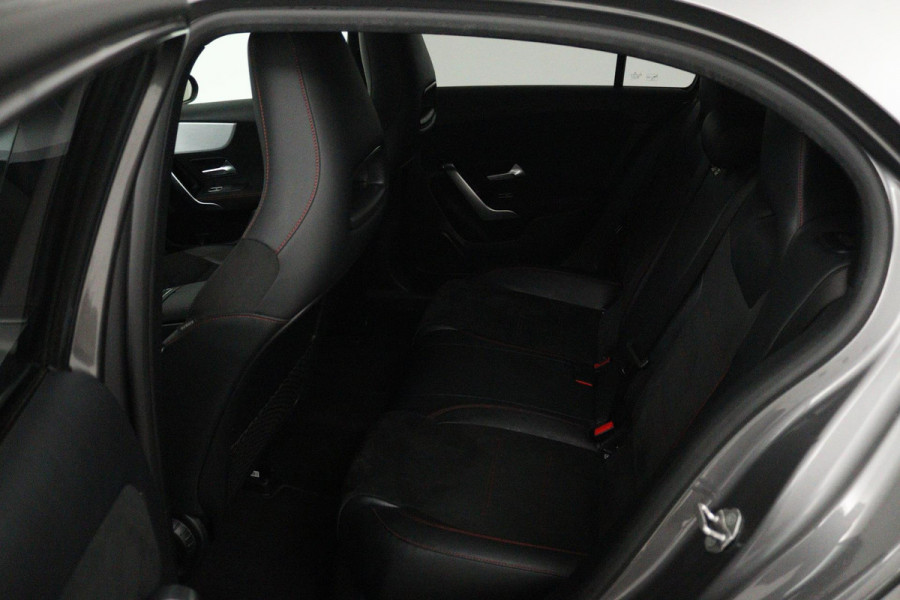 Mercedes-Benz A-Klasse 180 Business Solution AMG (SFEERVERLICHTING, ACHTERUITRIJCAMERA, STOELVERWARMING, NAVIGATIE, SENSOREN)