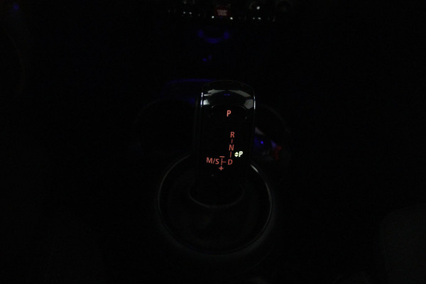 MINI Mini 1.5 Cooper Pepper (STOELVERWARMING, SFEERVERLICHTING, HEAD-UP, AUTOMAAT, PARKEERSENSOREN)