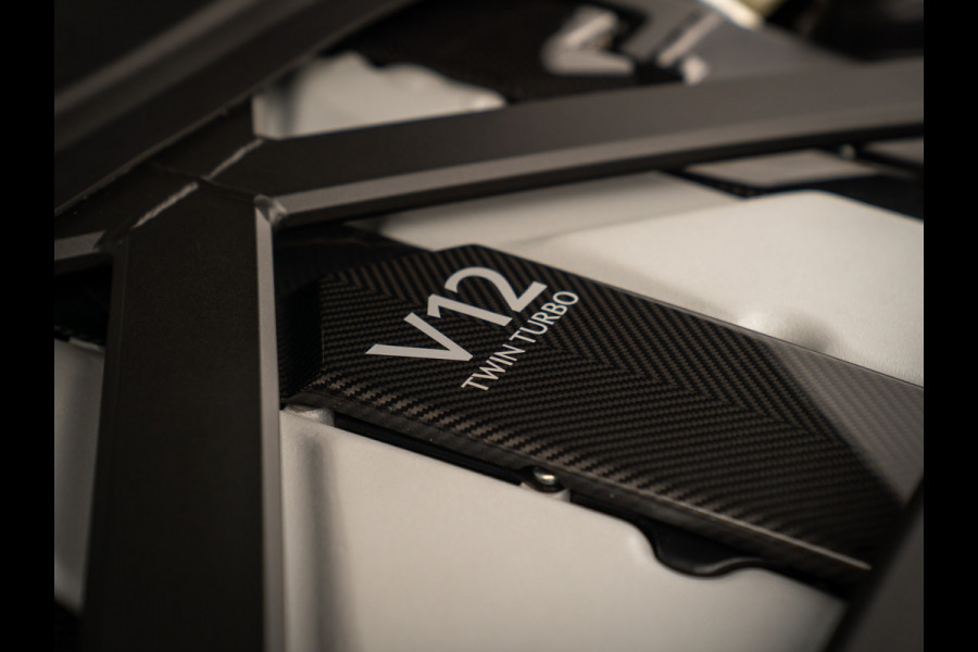 Aston Martin Vanquish | Minotaur Green | Bronze dreamlines | Carbon interior | Stoelventilatie