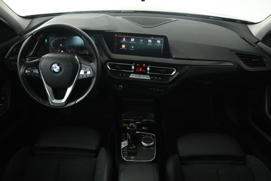 BMW 1-serie 118i Executive Edition (PANORAMADAK, DIGITALE COCKPIT, CRUISE CONTROL, NAVIGATIE, PARKEERSENSOREN)