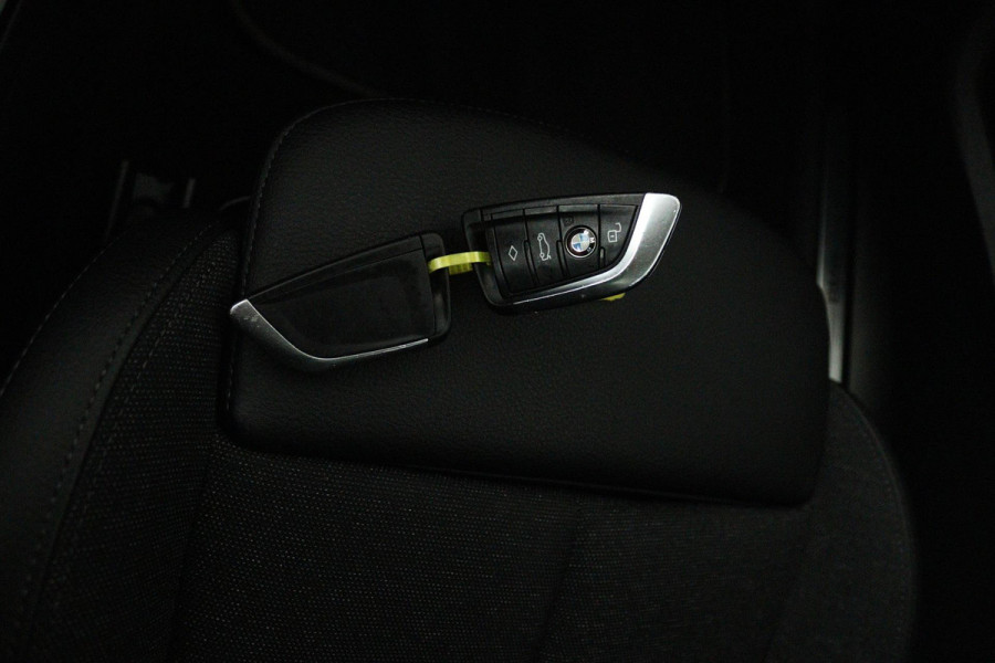 BMW 1-serie 118i Executive Edition (PANORAMADAK, DIGITALE COCKPIT, CRUISE CONTROL, NAVIGATIE, PARKEERSENSOREN)
