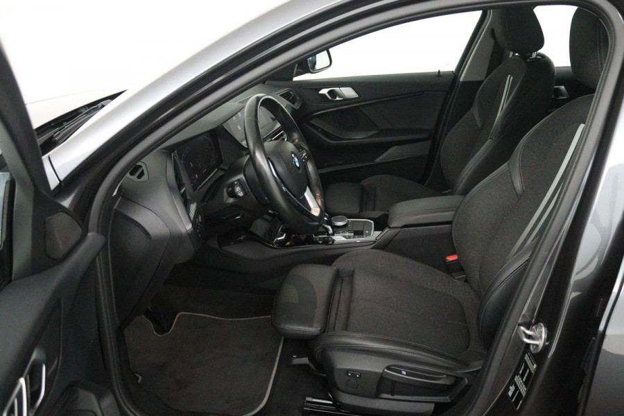 BMW 1-serie 118i Executive Edition (PANORAMADAK, DIGITALE COCKPIT, CRUISE CONTROL, NAVIGATIE, PARKEERSENSOREN)
