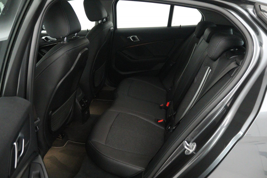 BMW 1-serie 118i Executive Edition (PANORAMADAK, DIGITALE COCKPIT, CRUISE CONTROL, NAVIGATIE, PARKEERSENSOREN)