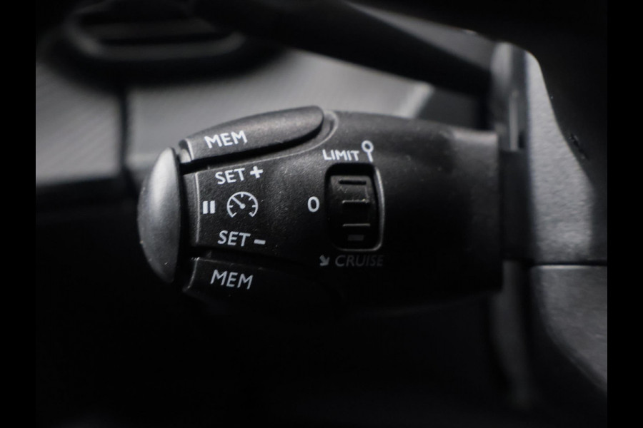 Peugeot 2008 1.2 PureTech Blue Lease Allure Sport (APPLE CARPLAY,NAVI,CAMERA,360 VIEW,DIGITAL COCKPIT,CRUISE,SPORTSTOELEN)
