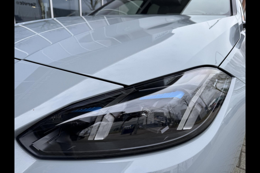 BMW 1-serie 120i High Executive M Sport Pakket Automaat / Panoramadak / Head-Up Display / Live Cockpit Professional / Comfort Access / Adaptief M Onderstel / Sportstoelen / Adaptieve LED-koplamp / Driving Assistant / 19 Inch / Stoelverwarming / M Sportremsysteem