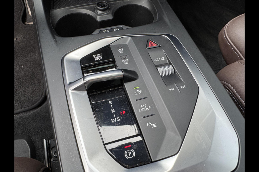 BMW 1-serie 120i High Executive M Sport Pakket Automaat / Panoramadak / Head-Up Display / Live Cockpit Professional / Comfort Access / Adaptief M Onderstel / Sportstoelen / Adaptieve LED-koplamp / Driving Assistant / 19 Inch / Stoelverwarming / M Sportremsysteem