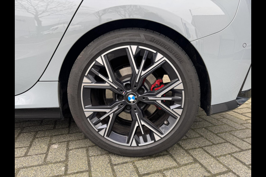 BMW 1-serie 120i High Executive M Sport Pakket Automaat / Panoramadak / Head-Up Display / Live Cockpit Professional / Comfort Access / Adaptief M Onderstel / Sportstoelen / Adaptieve LED-koplamp / Driving Assistant / 19 Inch / Stoelverwarming / M Sportremsysteem