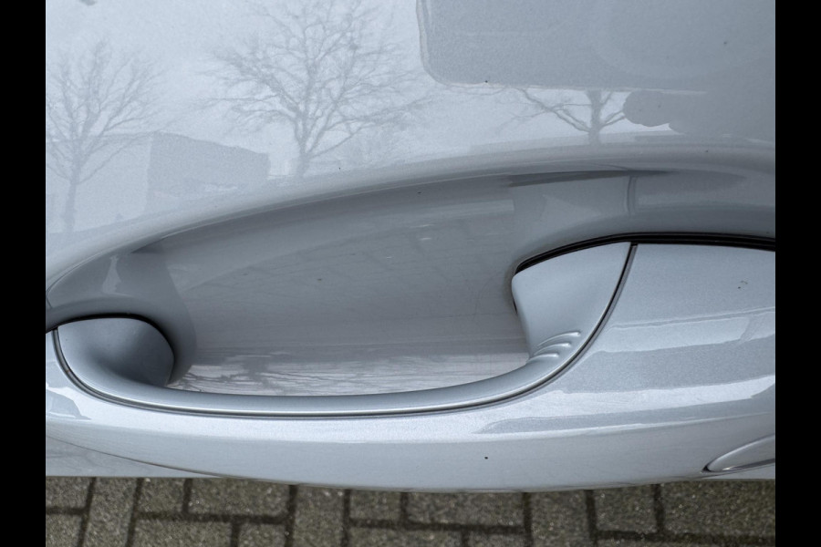 BMW 1-serie 120i High Executive M Sport Pakket Automaat / Panoramadak / Head-Up Display / Live Cockpit Professional / Comfort Access / Adaptief M Onderstel / Sportstoelen / Adaptieve LED-koplamp / Driving Assistant / 19 Inch / Stoelverwarming / M Sportremsysteem