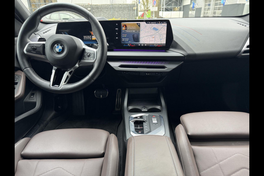 BMW 1-serie 120i High Executive M Sport Pakket Automaat / Panoramadak / Head-Up Display / Live Cockpit Professional / Comfort Access / Adaptief M Onderstel / Sportstoelen / Adaptieve LED-koplamp / Driving Assistant / 19 Inch / Stoelverwarming / M Sportremsysteem