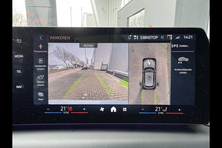 BMW 1-serie 120i High Executive M Sport Pakket Automaat / Panoramadak / Head-Up Display / Live Cockpit Professional / Comfort Access / Adaptief M Onderstel / Sportstoelen / Adaptieve LED-koplamp / Driving Assistant / 19 Inch / Stoelverwarming / M Sportremsysteem