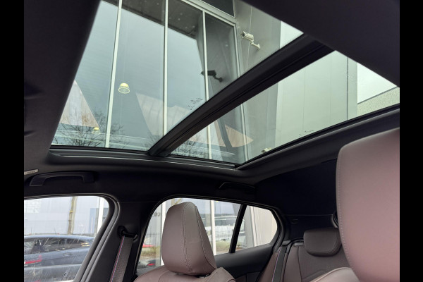 BMW 1-serie 120i High Executive M Sport Pakket Automaat / Panoramadak / Head-Up Display / Live Cockpit Professional / Comfort Access / Adaptief M Onderstel / Sportstoelen / Adaptieve LED-koplamp / Driving Assistant / 19 Inch / Stoelverwarming / M Sportremsysteem