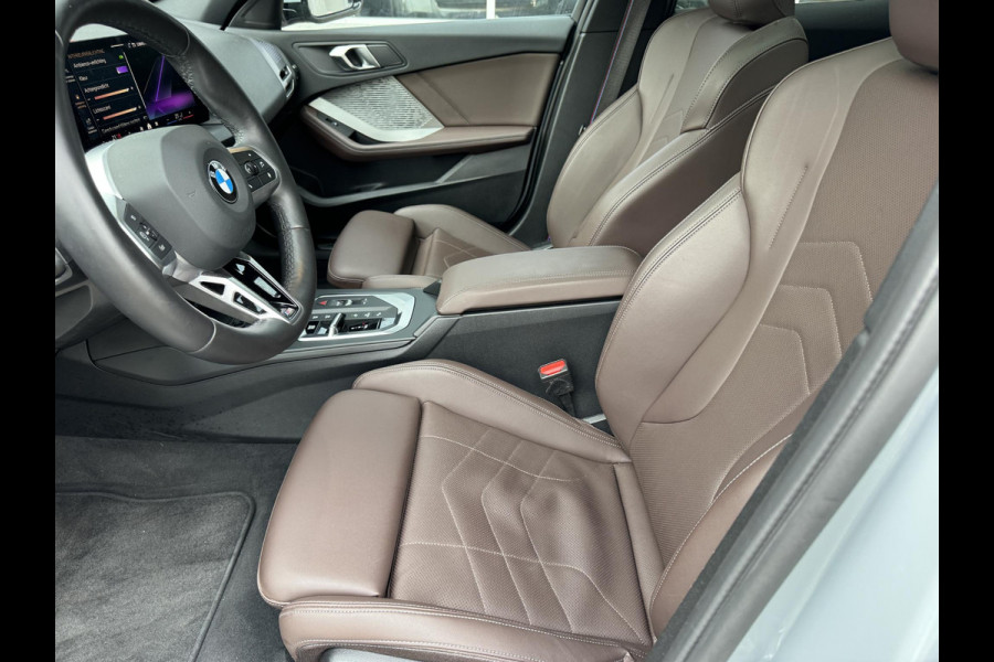 BMW 1-serie 120i High Executive M Sport Pakket Automaat / Panoramadak / Head-Up Display / Live Cockpit Professional / Comfort Access / Adaptief M Onderstel / Sportstoelen / Adaptieve LED-koplamp / Driving Assistant / 19 Inch / Stoelverwarming / M Sportremsysteem