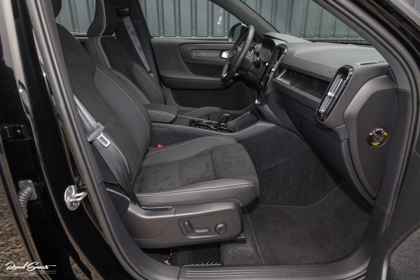 Volvo XC40 1.5 T4 Plug-in hybrid Ultimate Bright | Panorama dak | Zwenkbare trekhaak | Adaptieve cruise | Memory | Blis |