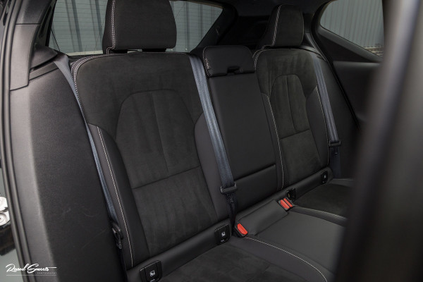 Volvo XC40 1.5 T4 Plug-in hybrid Ultimate Bright | Panorama dak | Zwenkbare trekhaak | Adaptieve cruise | Memory | Blis |