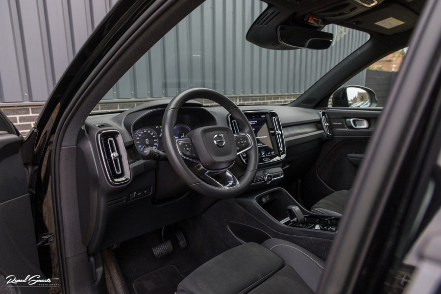 Volvo XC40 1.5 T4 Plug-in hybrid Ultimate Bright | Panorama dak | Zwenkbare trekhaak | Adaptieve cruise | Memory | Blis |