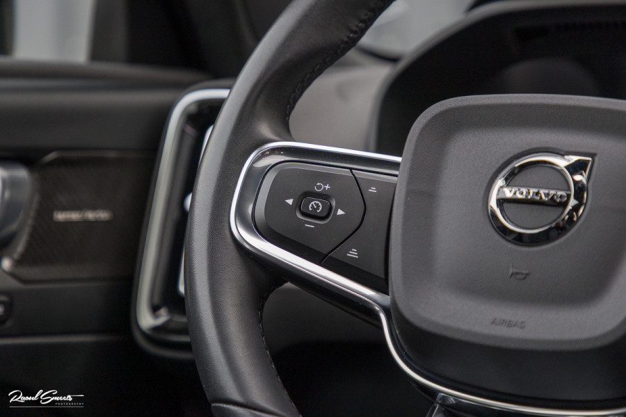 Volvo XC40 1.5 T4 Plug-in hybrid Ultimate Bright | Panorama dak | Zwenkbare trekhaak | Adaptieve cruise | Memory | Blis |