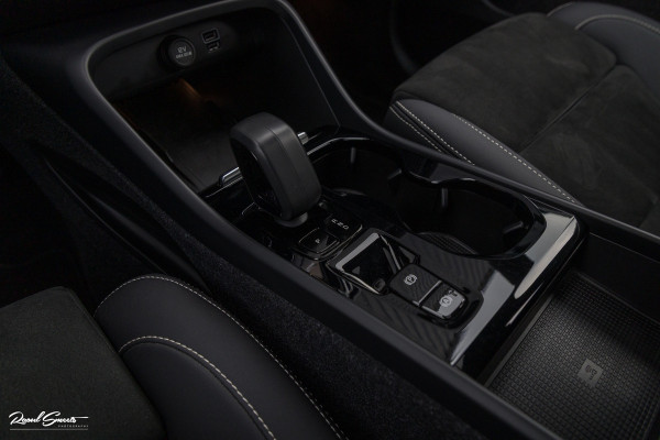 Volvo XC40 1.5 T4 Plug-in hybrid Ultimate Bright | Panorama dak | Zwenkbare trekhaak | Adaptieve cruise | Memory | Blis |