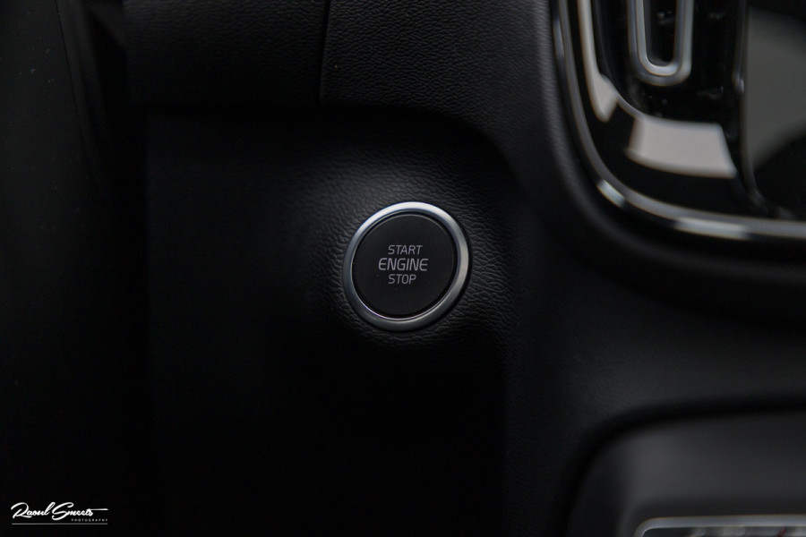 Volvo XC40 1.5 T4 Plug-in hybrid Ultimate Bright | Panorama dak | Zwenkbare trekhaak | Adaptieve cruise | Memory | Blis |