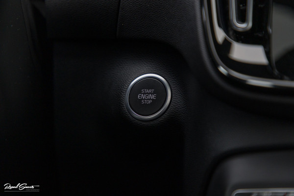 Volvo XC40 1.5 T4 Plug-in hybrid Ultimate Bright | Panorama dak | Zwenkbare trekhaak | Adaptieve cruise | Memory | Blis |