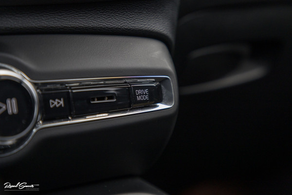 Volvo XC40 1.5 T4 Plug-in hybrid Ultimate Bright | Panorama dak | Zwenkbare trekhaak | Adaptieve cruise | Memory | Blis |