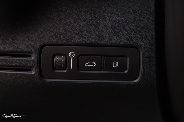 Volvo XC40 1.5 T4 Plug-in hybrid Ultimate Bright | Panorama dak | Zwenkbare trekhaak | Adaptieve cruise | Memory | Blis |