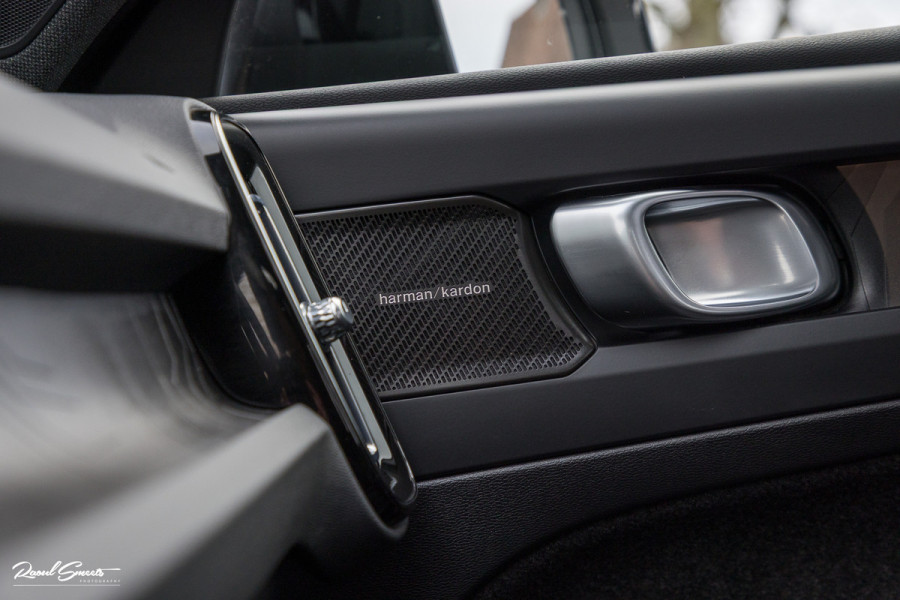 Volvo XC40 1.5 T4 Plug-in hybrid Ultimate Bright | Panorama dak | Zwenkbare trekhaak | Adaptieve cruise | Memory | Blis |