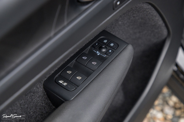 Volvo XC40 1.5 T4 Plug-in hybrid Ultimate Bright | Panorama dak | Zwenkbare trekhaak | Adaptieve cruise | Memory | Blis |